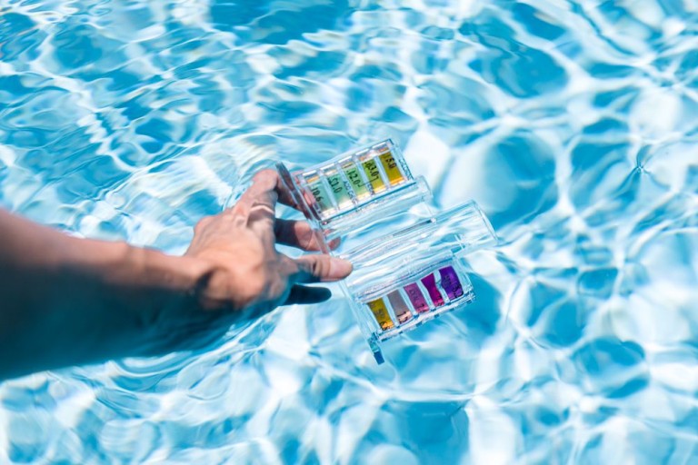 Pourquoi l’équilibre de l’eau est essentiel pour votre piscine ?