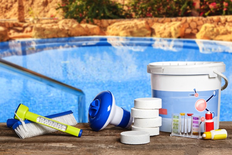 Comment réduire les coûts d’entretien de sa piscine sans perdre en qualité ?