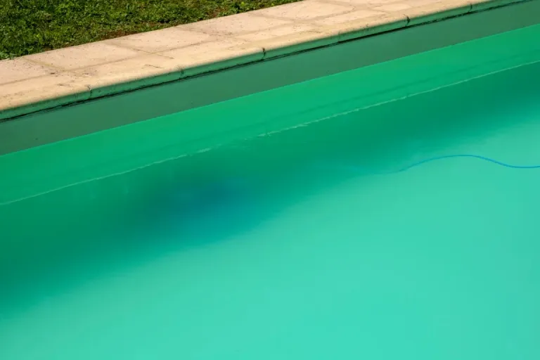 Pourquoi l’eau de ma piscine devient verte ? Causes et solutions efficaces